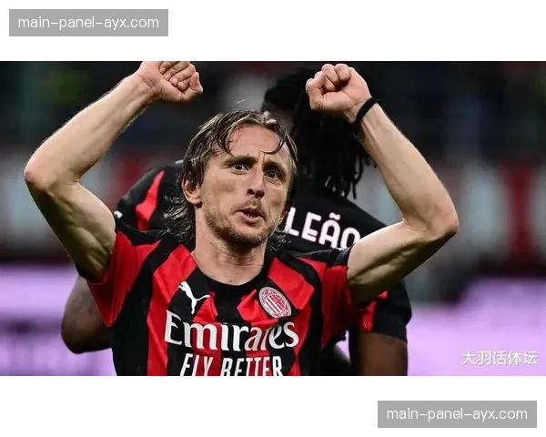 终场哨响,41岁的莫德里奇被皇马队友高高抛起 终场哨响,41岁的莫德里奇被皇马队友高高抛起